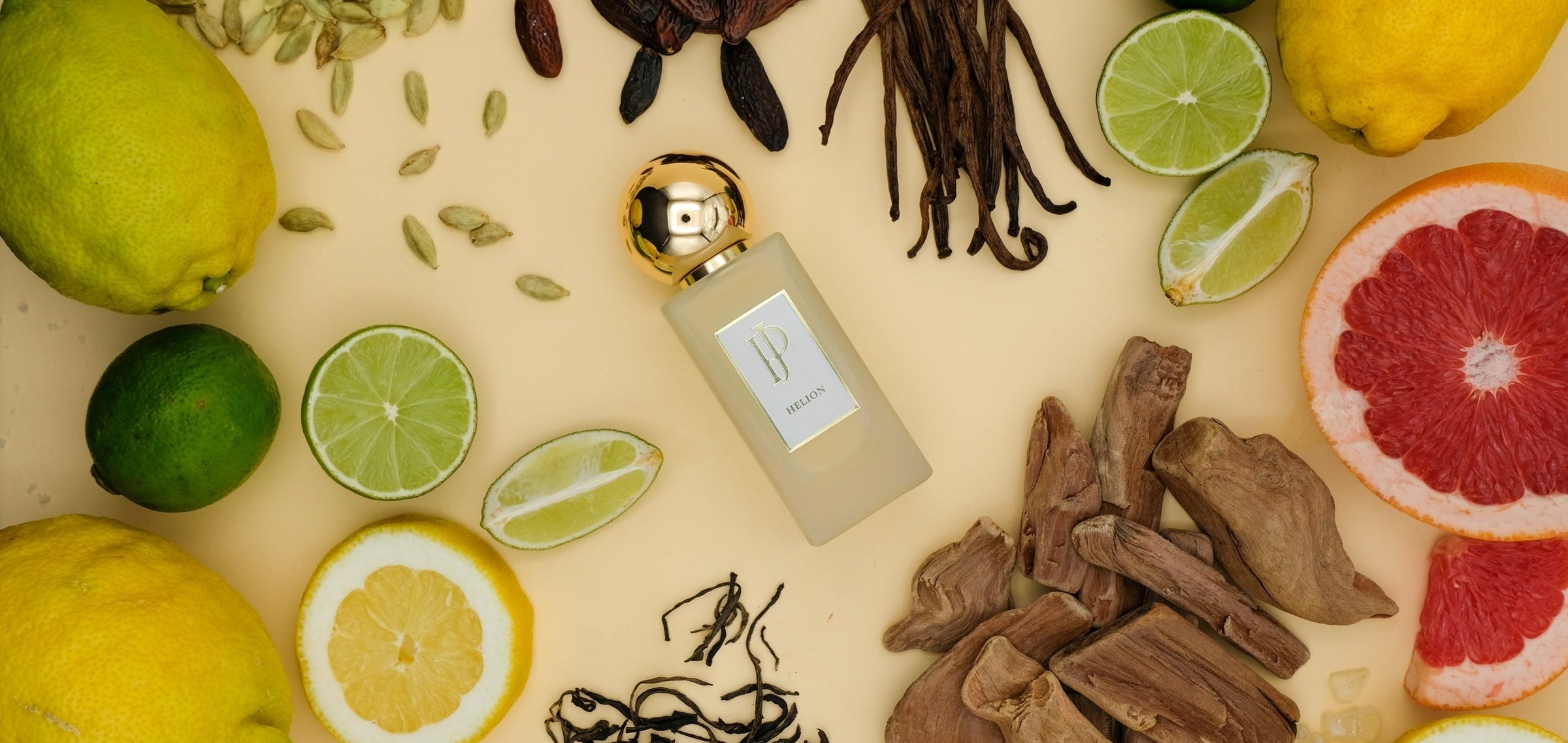 Helion zwischen Zitronen, Limetten, Grapefruit und weißem Tee